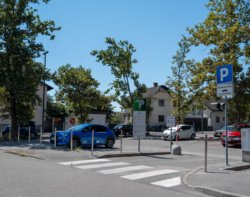 Parkirišče Komanova